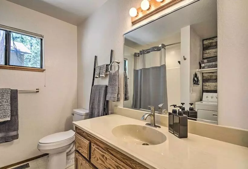 Hot Tub, Fire Pit & Epic Views: Arnold Cabin