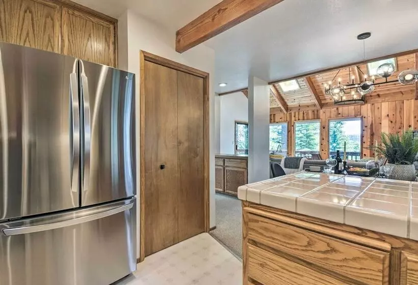 Hot Tub, Fire Pit & Epic Views: Arnold Cabin