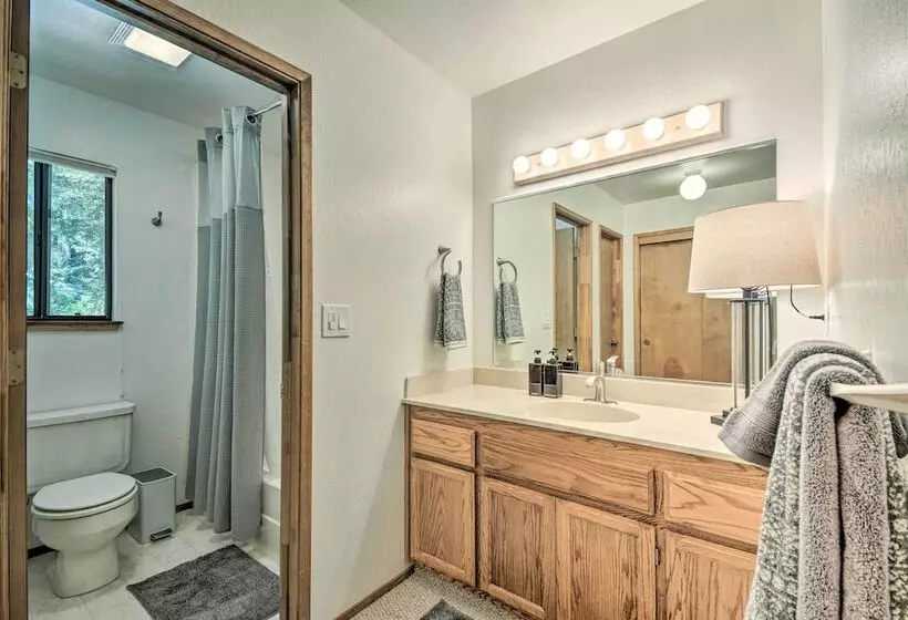 Hot Tub, Fire Pit & Epic Views: Arnold Cabin