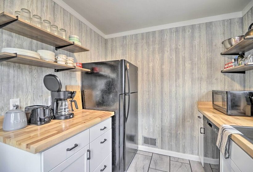 Beautiful Thermopolis Home W/ Private Yard & Grill