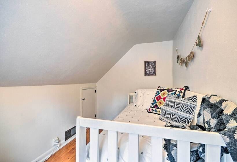 Beautiful Thermopolis Home W/ Private Yard & Grill