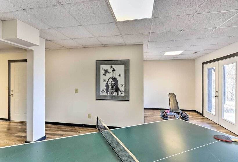 Blue Ridge Mtns Cabin W/ Deck & Game Room!