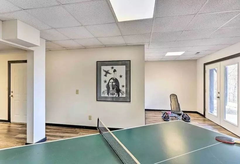 Blue Ridge Mtns Cabin W/ Deck & Game Room!