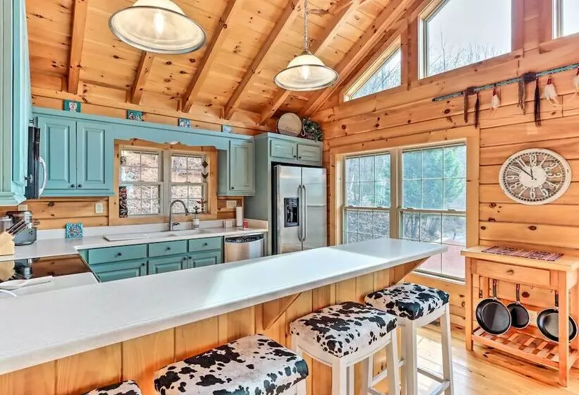 Blue Ridge Mtns Cabin W/ Deck & Game Room!