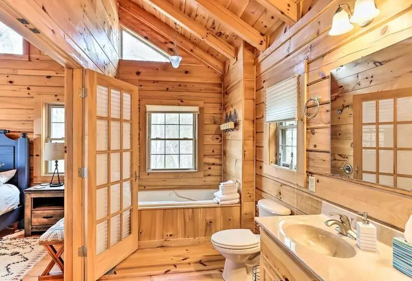 Blue Ridge Mtns Cabin W/ Deck & Game Room!