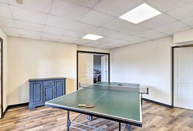 Blue Ridge Mtns Cabin W/ Deck & Game Room!