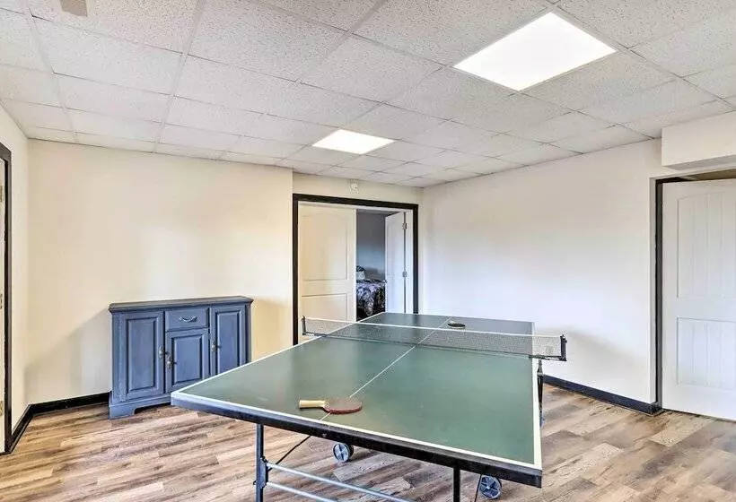 Blue Ridge Mtns Cabin W/ Deck & Game Room!