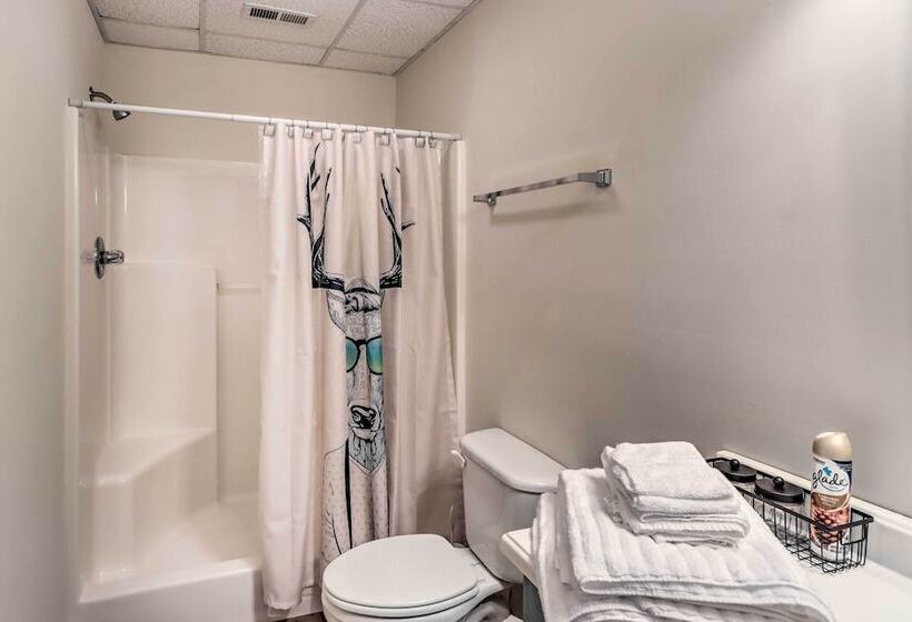 Blue Ridge Mtns Cabin W/ Deck & Game Room!