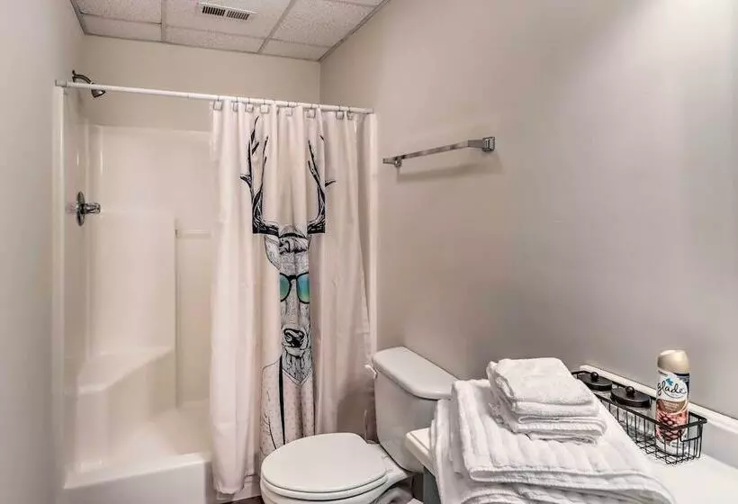 Blue Ridge Mtns Cabin W/ Deck & Game Room!