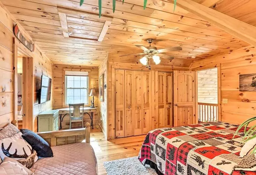 Blue Ridge Mtns Cabin W/ Deck & Game Room!