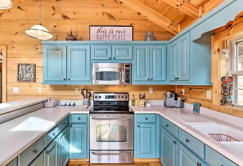 Blue Ridge Mtns Cabin W/ Deck & Game Room!