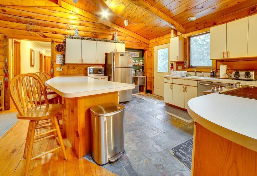 Three Bears Cabin Btwn Mt Snow & Stratton Mtn!