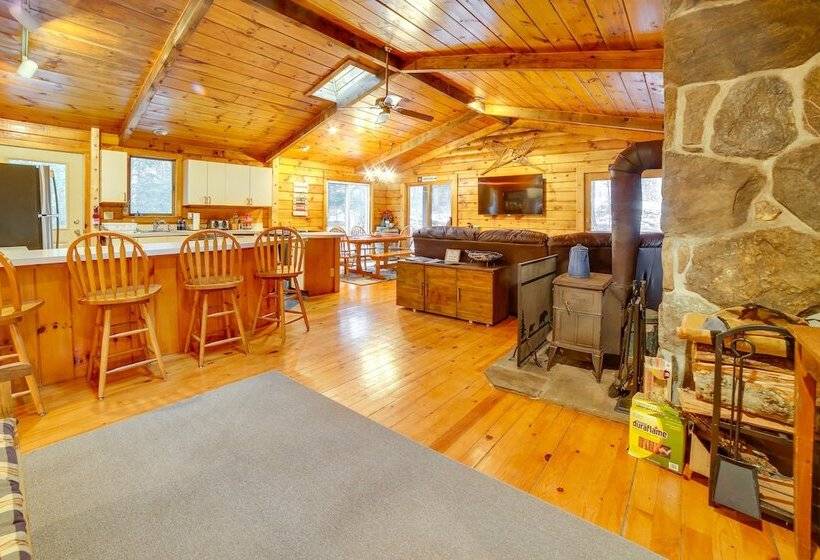 Three Bears Cabin Btwn Mt Snow & Stratton Mtn!