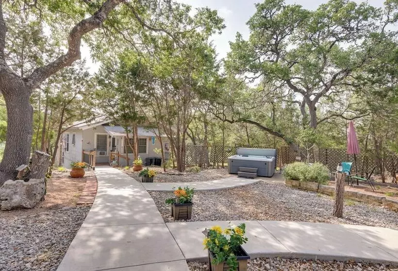 Charming Canyon Lake Cottage W/ Pool & Bbq Pit!