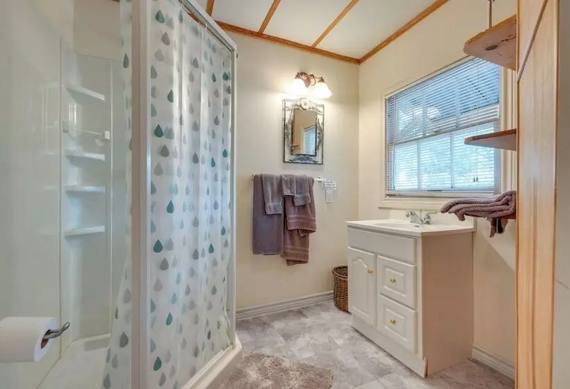 Charming Canyon Lake Cottage W/ Pool & Bbq Pit!