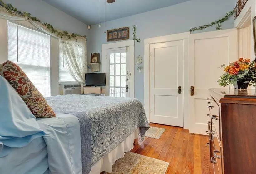 Charming Canyon Lake Cottage W/ Pool & Bbq Pit!