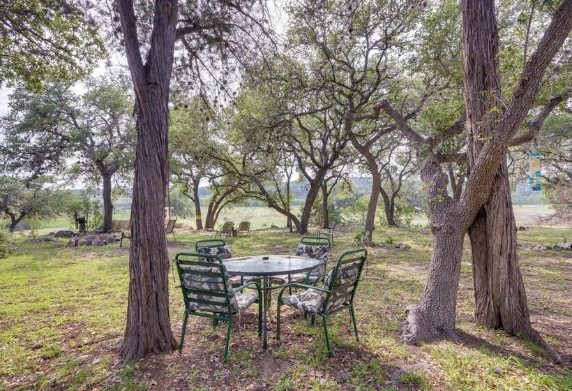 Charming Canyon Lake Cottage W/ Pool & Bbq Pit!