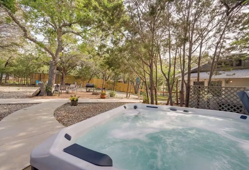 Charming Canyon Lake Cottage W/ Pool & Bbq Pit!