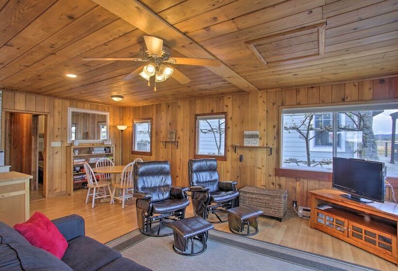 Charming Lakefront Cabin W/ Deck & Fire Pit!