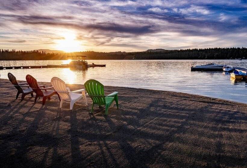 Charming Lakefront Cabin W/ Deck & Fire Pit!