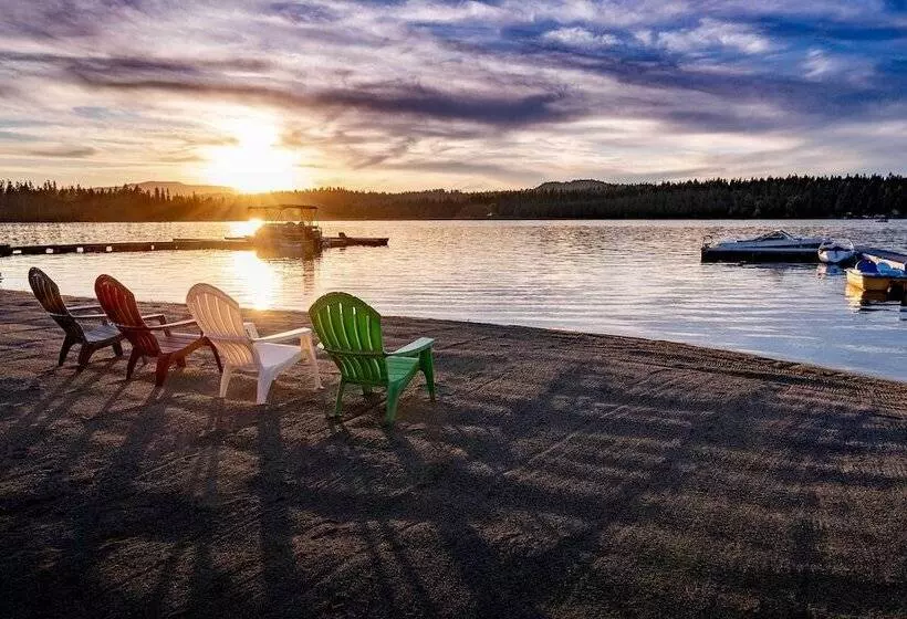 Charming Lakefront Cabin W/ Deck & Fire Pit!