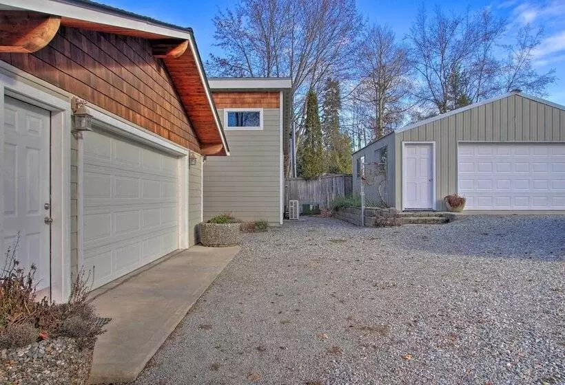 Charming Lakefront Cabin W/ Deck & Fire Pit!