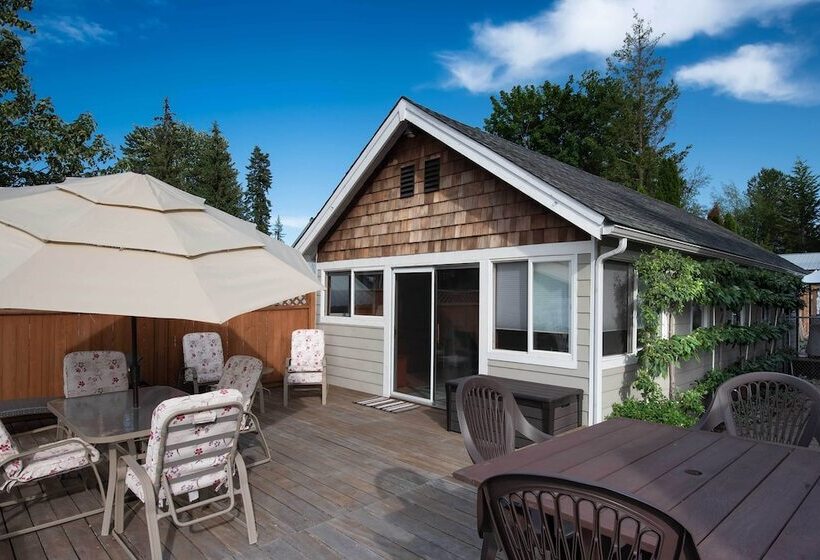 Charming Lakefront Cabin W/ Deck & Fire Pit!