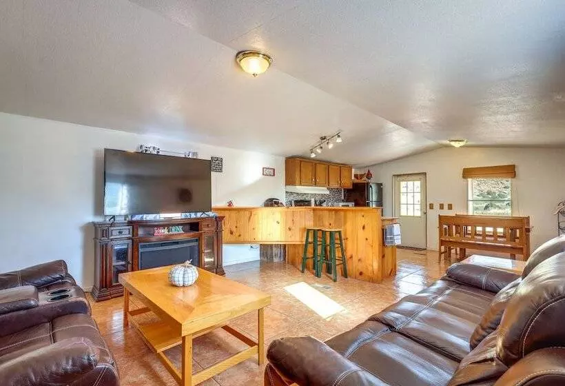 Charming Santa Rosa Home W/ Mountain Views & Porch