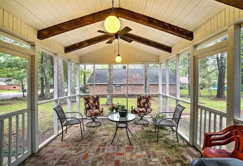 Charming Starkville House W/ Yard   2 Mi To Msu!