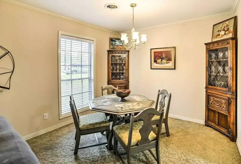 Charming Starkville House W/ Yard   2 Mi To Msu!