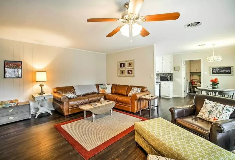 Charming Starkville House W/ Yard   2 Mi To Msu!
