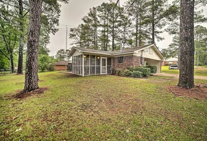 Charming Starkville House W/ Yard   2 Mi To Msu!