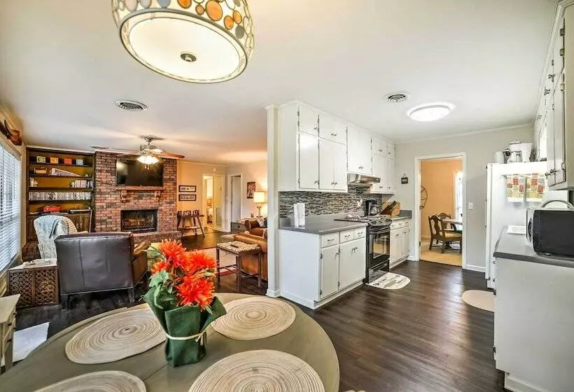 Charming Starkville House W/ Yard   2 Mi To Msu!