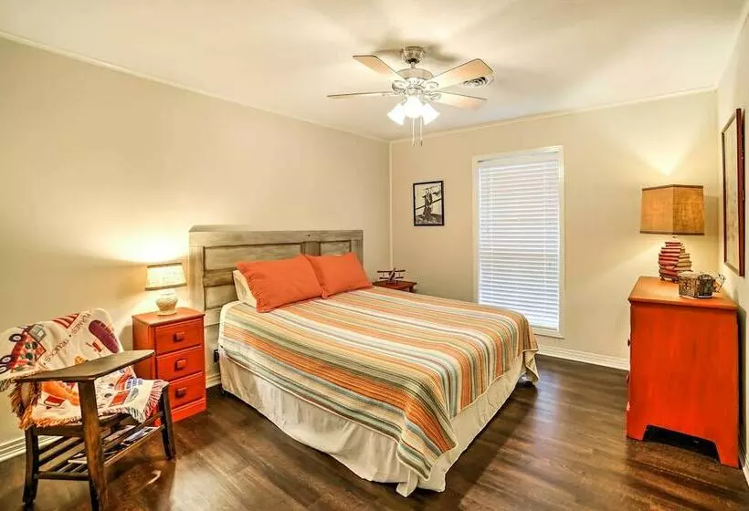 Charming Starkville House W/ Yard   2 Mi To Msu!