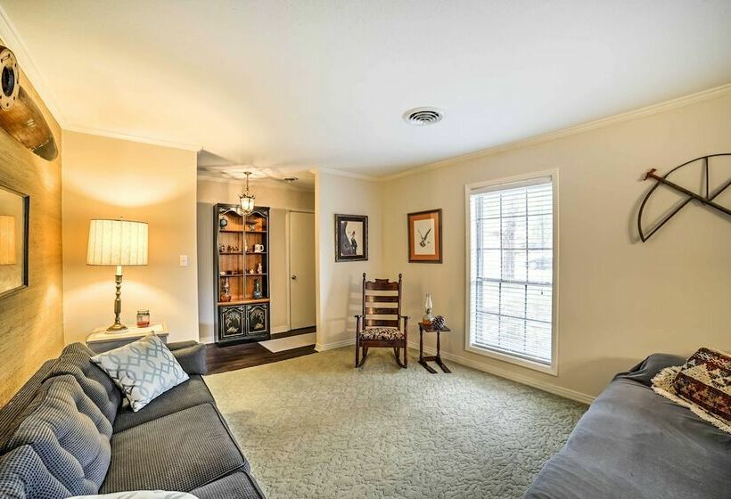 Charming Starkville House W/ Yard 2 Mi To Msu!