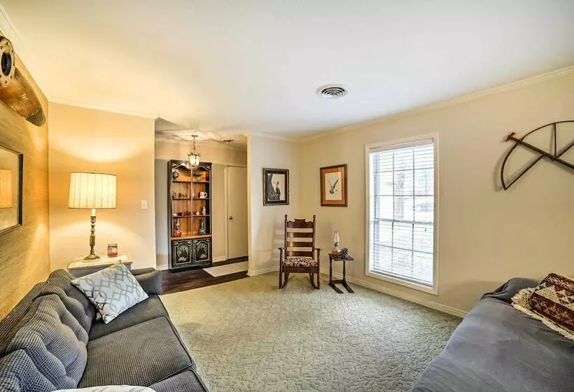 Charming Starkville House W/ Yard   2 Mi To Msu!