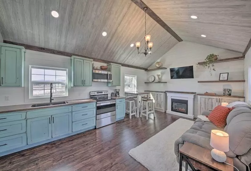 Contemporary Cabin W/ Mountain Views & Deck