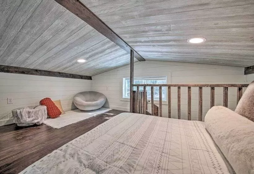 Contemporary Cabin W/ Mountain Views & Deck