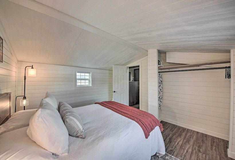 Contemporary Cabin W/ Mountain Views & Deck