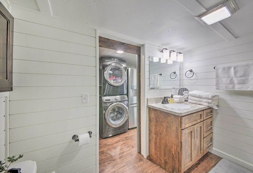 Contemporary Cabin W/ Mountain Views & Deck