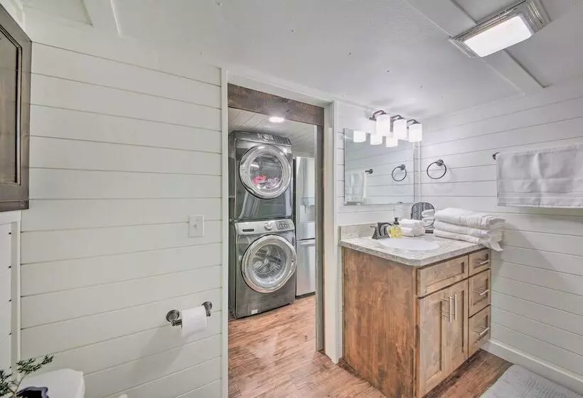 Contemporary Cabin W/ Mountain Views & Deck