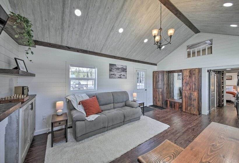 Contemporary Cabin W/ Mountain Views & Deck