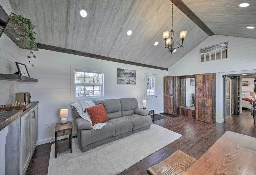 Contemporary Cabin W/ Mountain Views & Deck