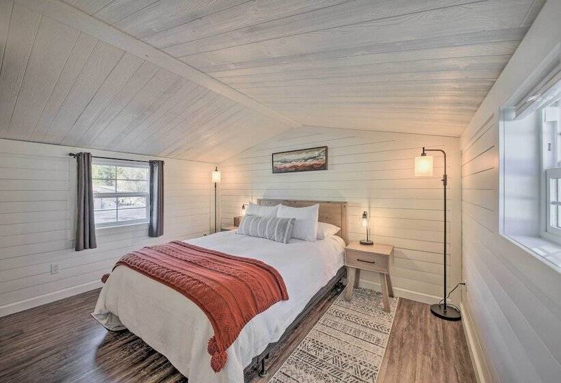 Contemporary Cabin W/ Mountain Views & Deck