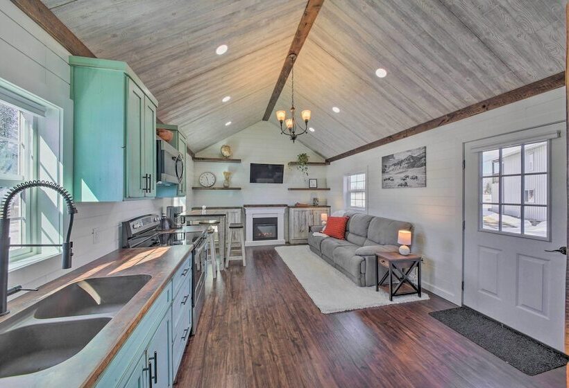 Contemporary Cabin W/ Mountain Views & Deck