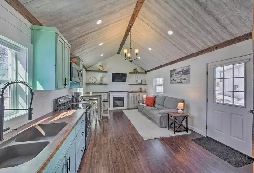 Contemporary Cabin W/ Mountain Views & Deck