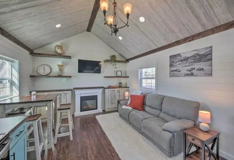 Contemporary Cabin W/ Mountain Views & Deck