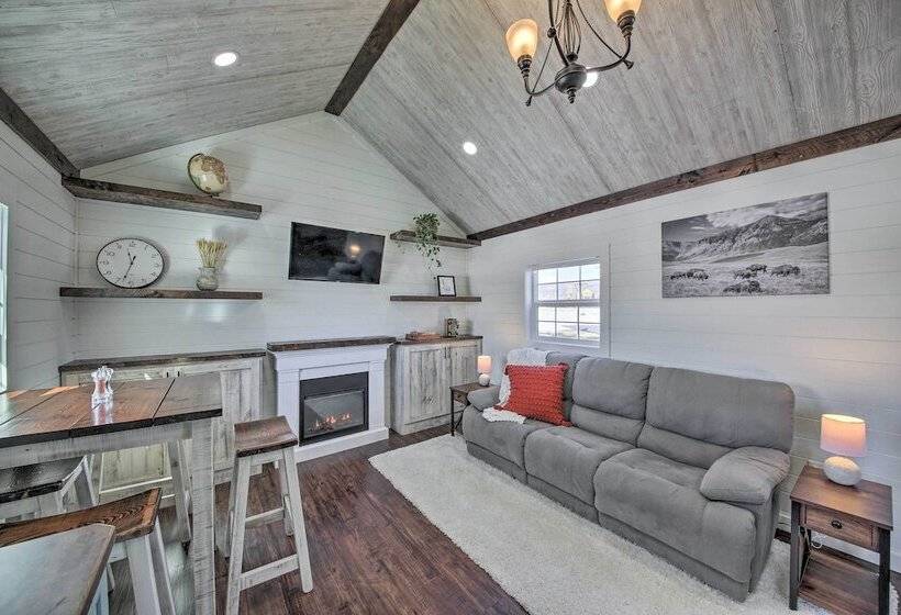 Contemporary Cabin W/ Mountain Views & Deck