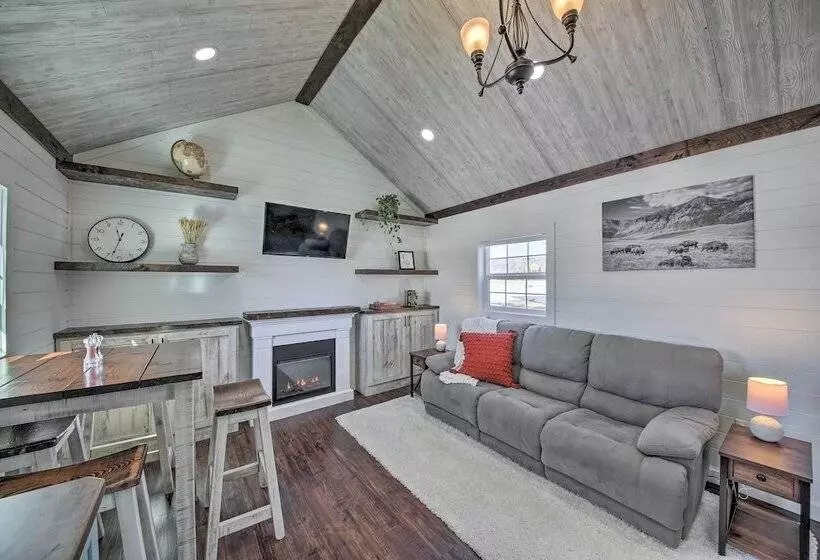 Contemporary Cabin W/ Mountain Views & Deck