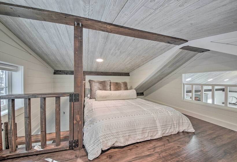 Contemporary Cabin W/ Mountain Views & Deck